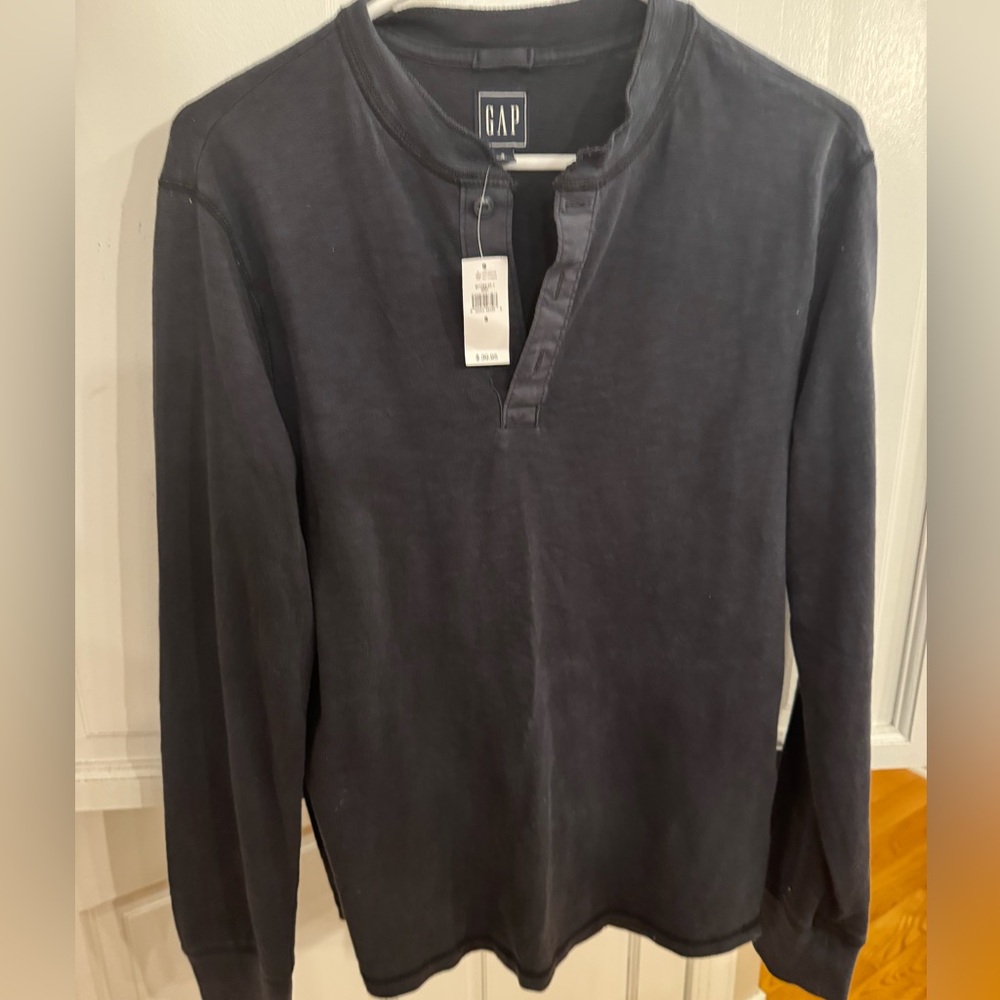 Gap Men’s Small Top. New with Tags.